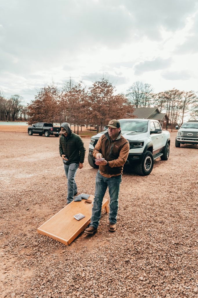 vänner som spelar cornhole